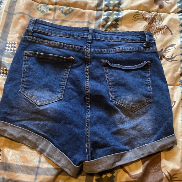Great conditioned jean shorts by SHEIN. - Picture 3 of 3